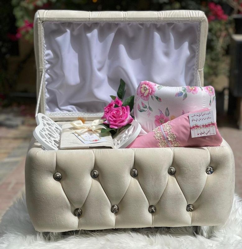 صندوق لون اوف وايت مع المحتويات