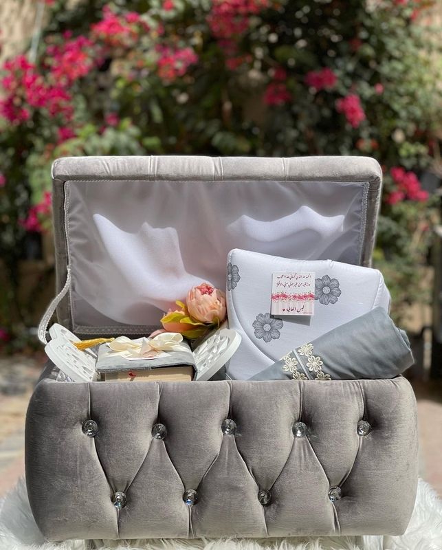 صندوق هدية مع المحتويات لون رصاصي