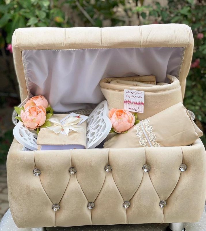 صندوق هدية لون بيج مع المحتويات