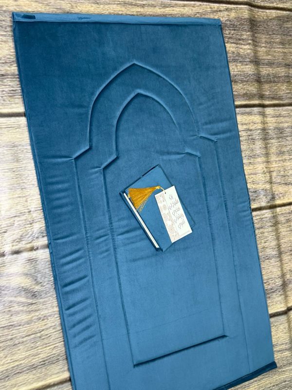 نيلي سجادة غلاف مصحف