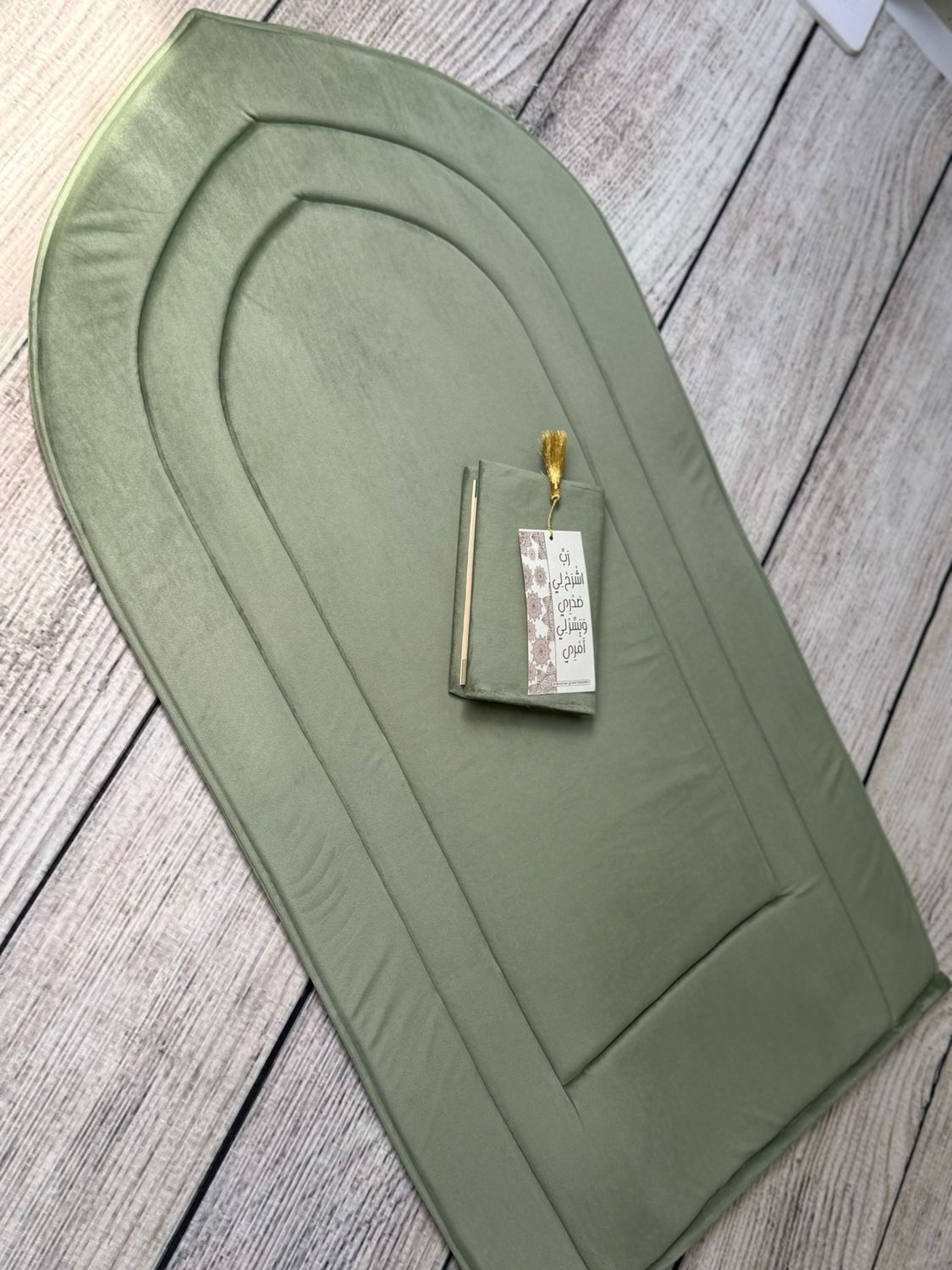 سجادة وغلاف مصحف اخضر