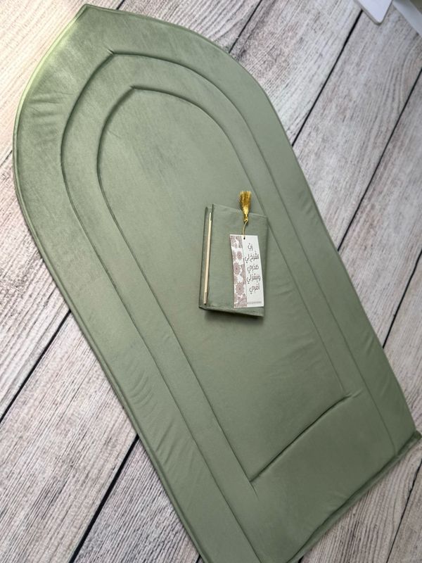 سجادة وغلاف مصحف اخضر