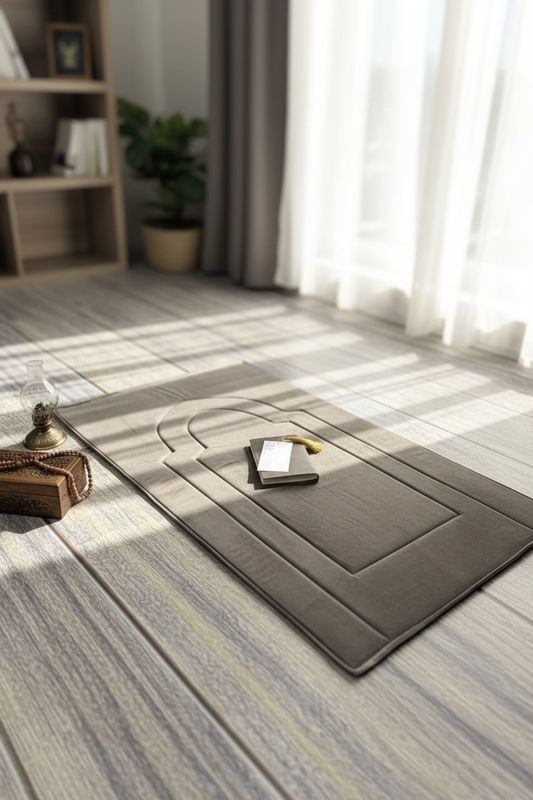 سجادة وغلاف مصحف بني