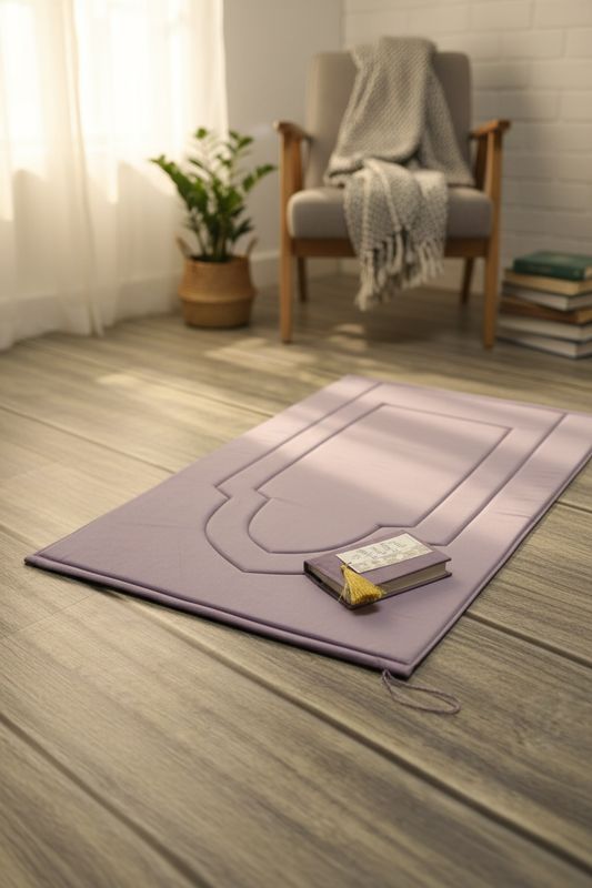 بنفسجي سجادة وغلاف مصحف