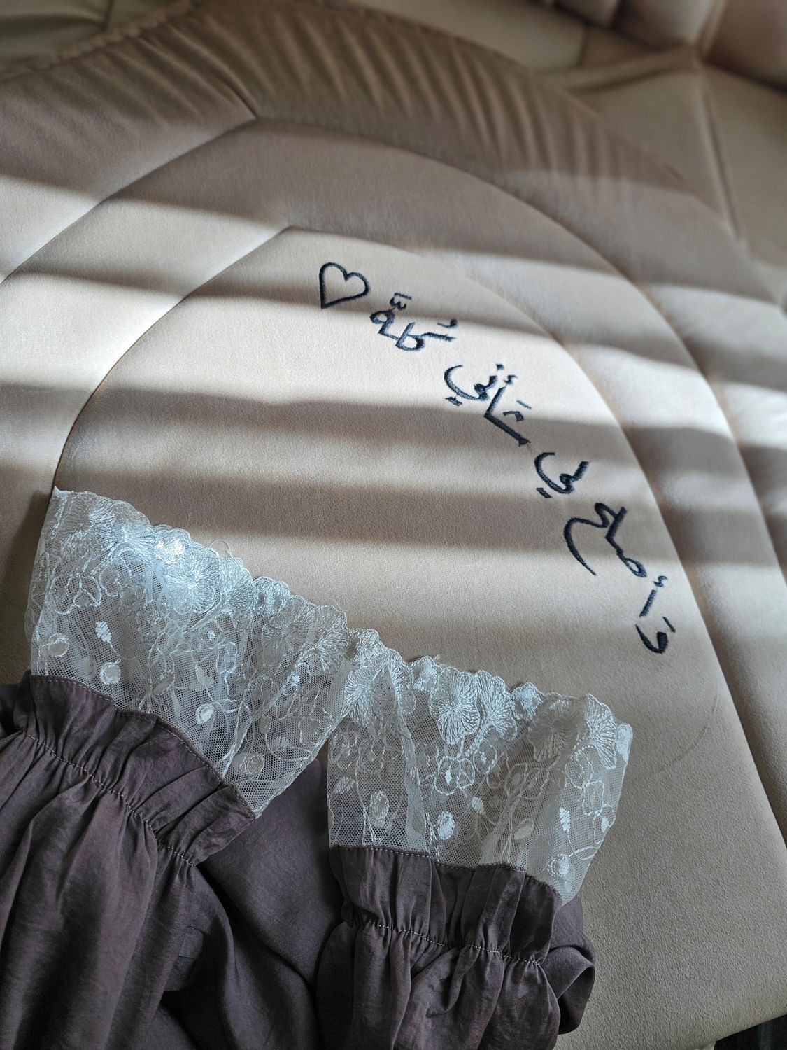 طقم مطرز بيج