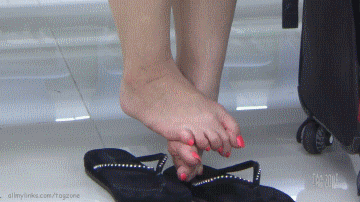 Thai-Chinese Dirty Sole Toe Scruncher