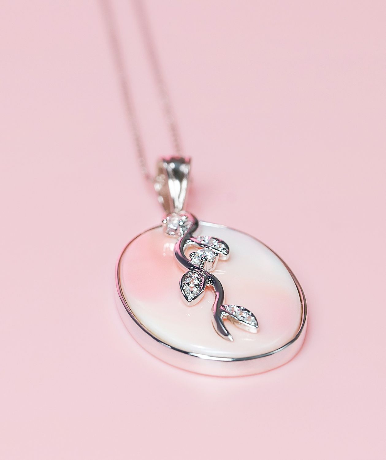 Queen Conch SS Oval w/Leaf Branch Necklace