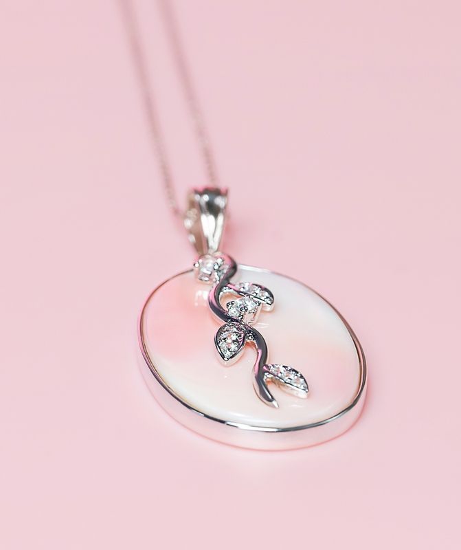 Queen Conch SS Oval w/Leaf Branch Necklace