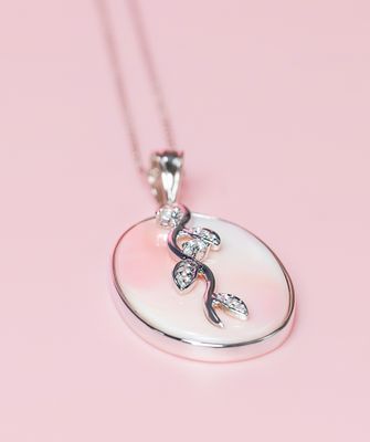 Queen Conch SS Oval w/Leaf Branch Necklace