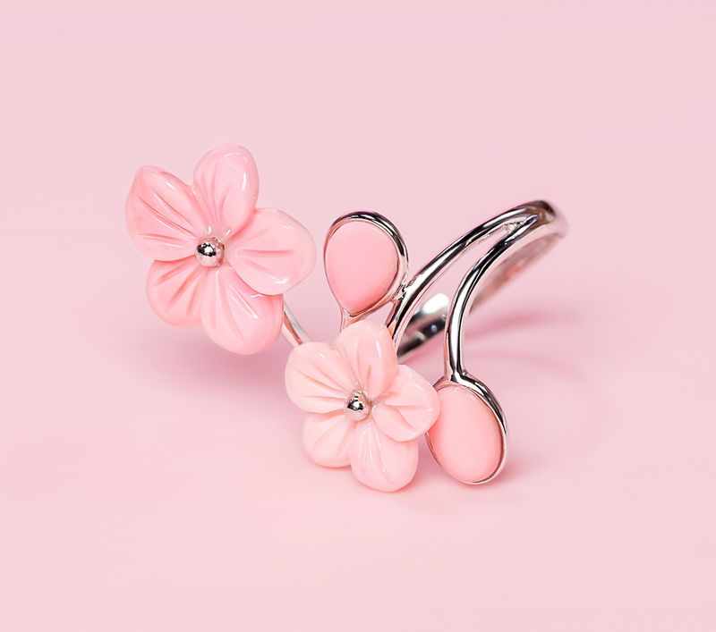 Queen Conch/SS Double Flower Bypass Ring