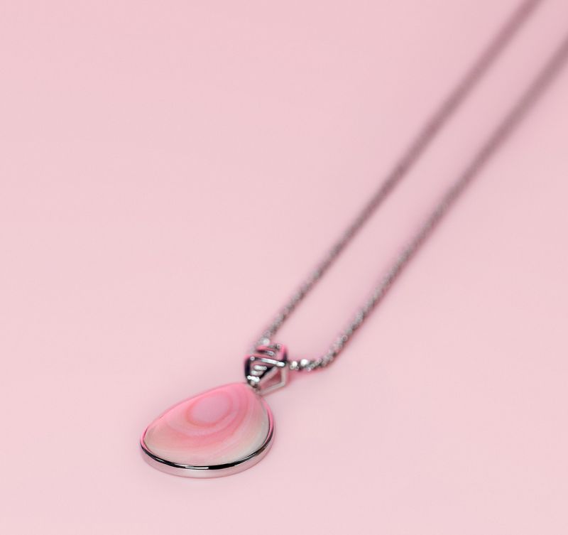 Queen Conch SS Teardrop Necklace