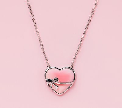 Queen Conch SS Heart w/Bow Necklace