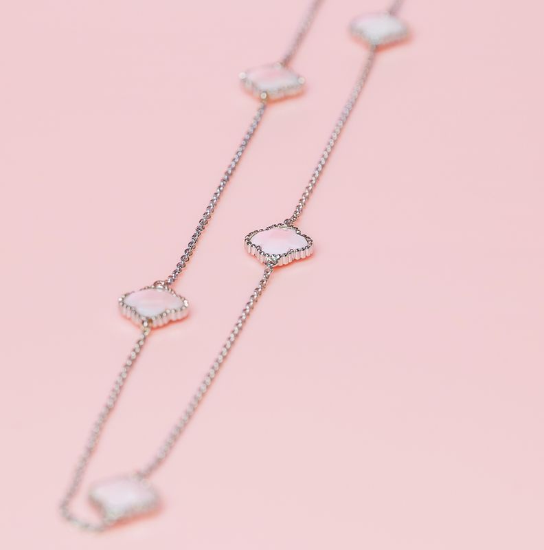 Queen Conch SS Faceted Clover Necklace