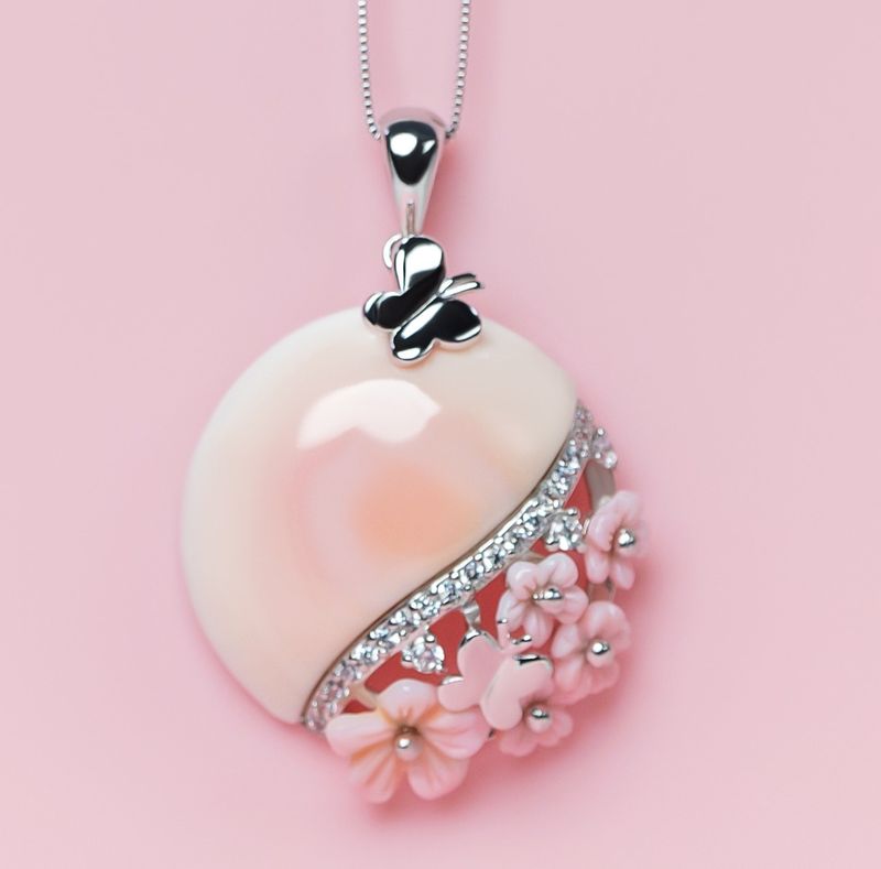 Queen Conch SS Flower w/ Butterfly &amp; CZ&#39;S Necklace