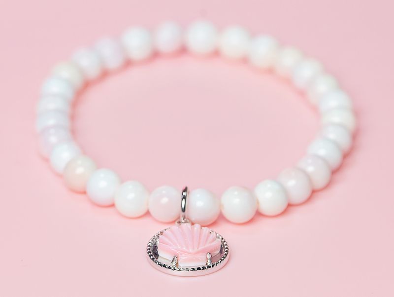 Queen Conch 8&quot; 6mm Bead Stretch Bracelet w. Clam in Circle Charm