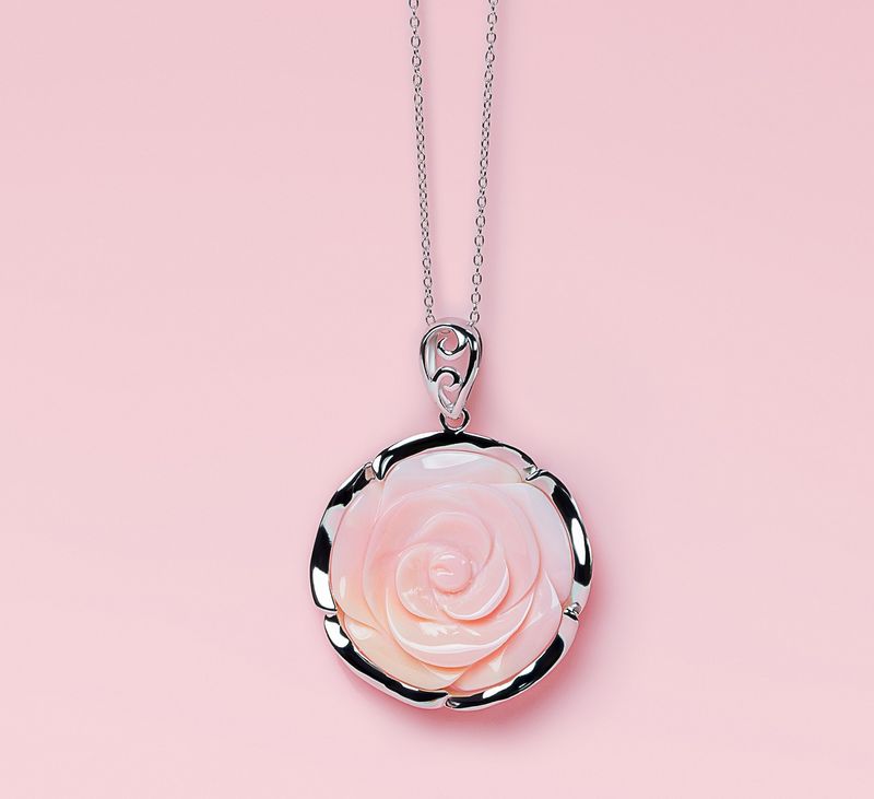 Queen Conch/SS Rose Framed Necklace