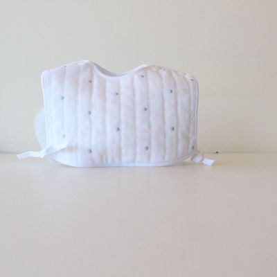 Babete com Laço Laterais Pintas Azuis Bordadas Maria Malmequer - Babete com Laço Laterais Pintas Azuis Bordadas