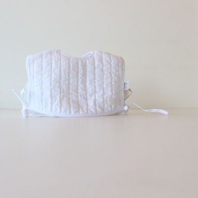 Babete com Laço Laterais Cambria Branca Bordada a Branco Maria Malmequer - Babete com Laço Laterais Cambria Branca Bordada a Branco