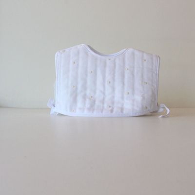 Babete com Laço Laterais Pintas Beges Bordadas Maria Malmequer - Babete com Laço Laterais Pintas Beges Bordadas