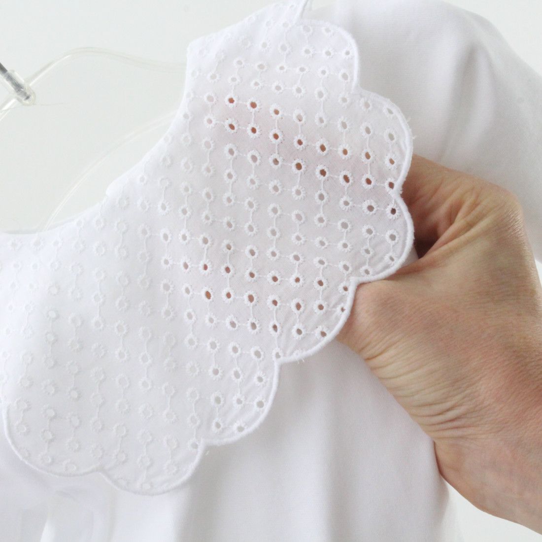 Maria Malmequer - Baby Grow com Babete de Bordado Inglês