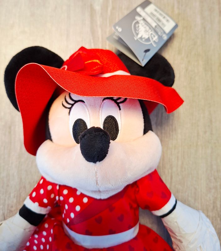 Minnie Mouse in hartjes jurk