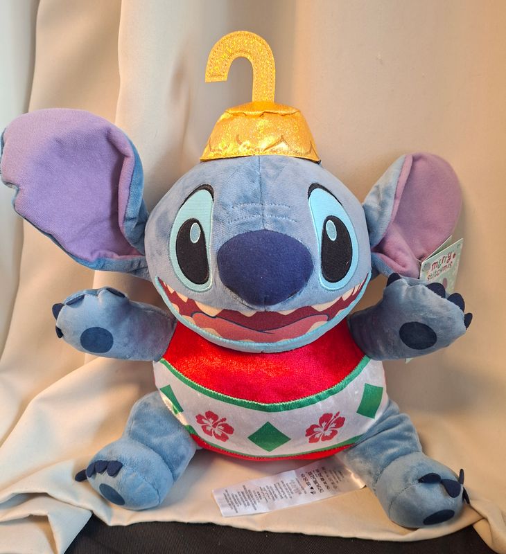 Plushe Stitch met kerstboom pak