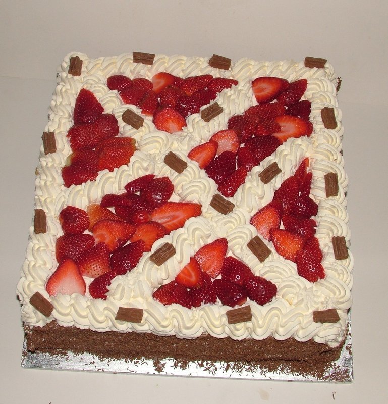 14&quot; Fresh Cream Square Gateaux