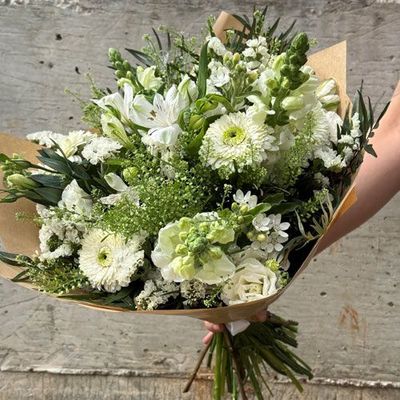 זר פרחים לבנים