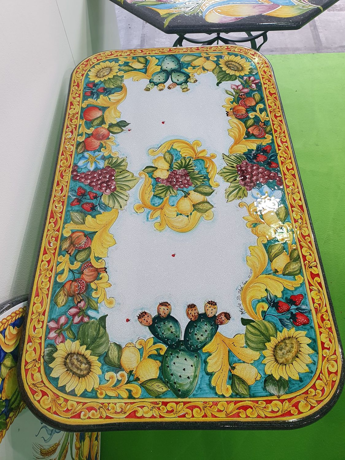 TAVOLO IN PIETRA LAVICA RETTANGOLARE CON ANGOLI SMUSSATI CERAMIZZATO                           MISURE 180 X 90 X H75