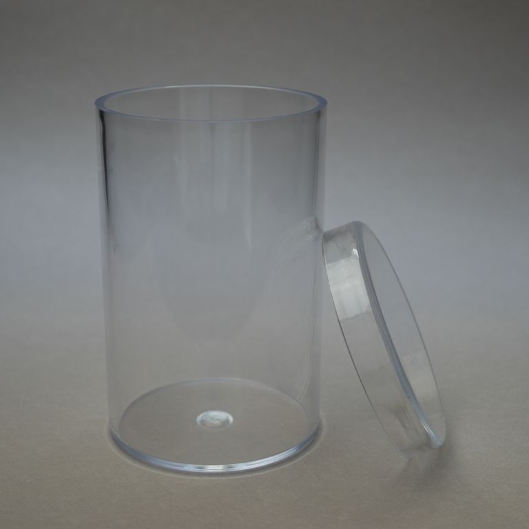 Becher mit und ohne Deckel