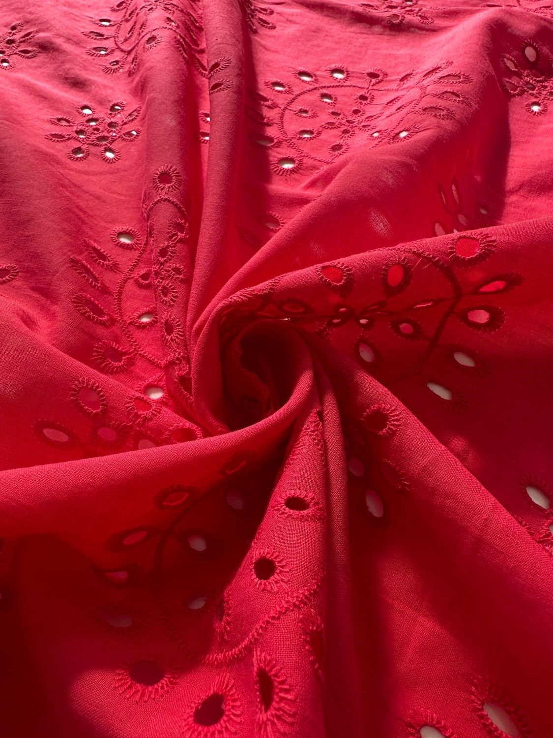 Anglaise, Colour: Cerise
