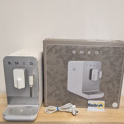 Smeg Espressomachine BCC02 wit - Met melkopschuimer - Refurb