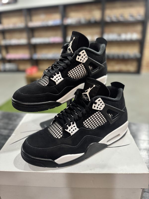 Preowned Jordan 4 White Thunder