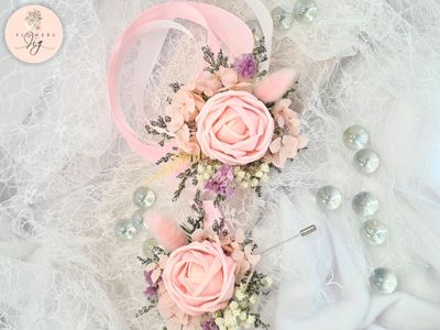 Elevate your style with our Handcrafted Sola Wood Pink Rose Corsage/Boutonniere Set. Featuring dried caspia, gypsophila, and rustic meadow grass, it’s adorned with pink and white ribbons, making it perfect for weddings, proms, and formal occasions