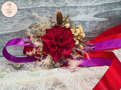 Elevate your ensemble with our exquisite Fuchsia Dahlia Sola Wood Corsage/Boutonniere Set. Perfect for weddings, proms, and anniversaries, this set exudes sophistication with its handcrafted design, including elegant ribbons in red and lavender