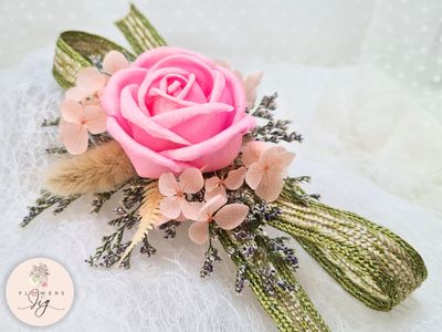 Handmade pink sola wood rose wedding corsage and boutonnière, adorned with dried flowers such as hydrangea and statice. Eco-friendly and durable, customizable colors and ribbon. Ideal for brides and wedding planners.