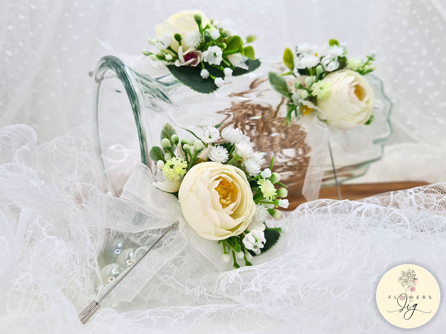 🌸 Elegant White Fabric Rose and Polymer Flower Pins, handcrafted for weddings. Durable, realistic look for brooches, boutonnieres, or corsages. Perfect for bridal gowns, proms, and funerals. Reusable and sophisticated. 🌸