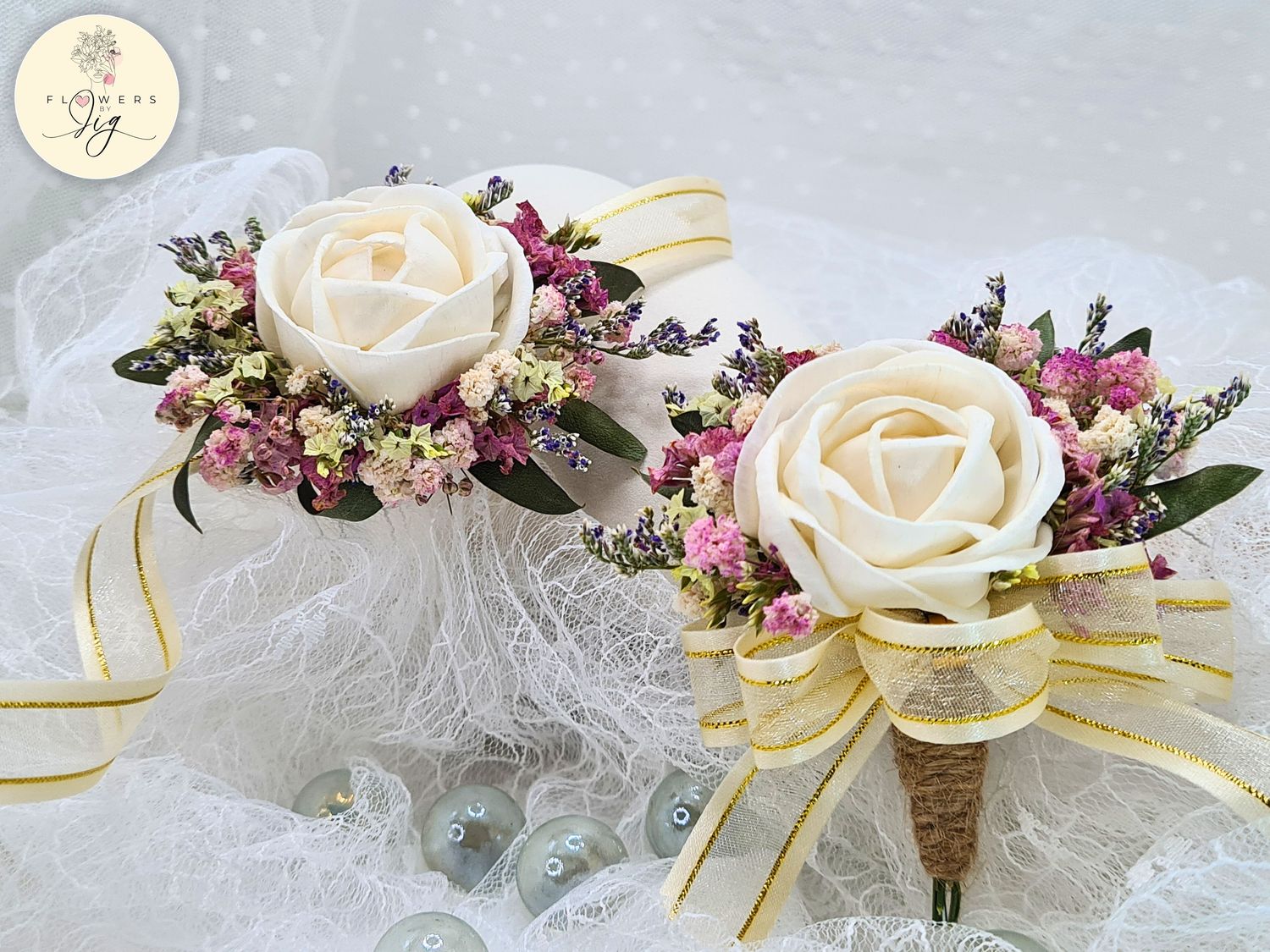 Elegant White Sola Wood Corsage featuring dried statice, gypsophila, caspia, and limonium. Perfect for wedding guests, handcrafted for a timeless, sophisticated look. Lightweight and durable for lasting memories. #WeddingCorsage #HandmadeWedding
