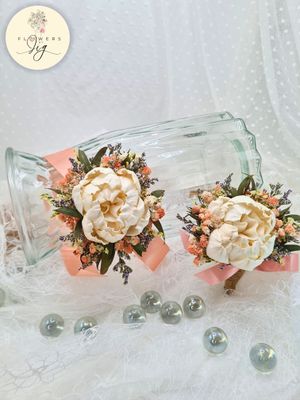 Elegant White Peony Sola Wood Wrist Corsage with statice, gypsophilia, and dried leaves. Eco-friendly, durable, and perfect for weddings, proms, and special events. Long-lasting floral accessory with satin ribbon and jute string