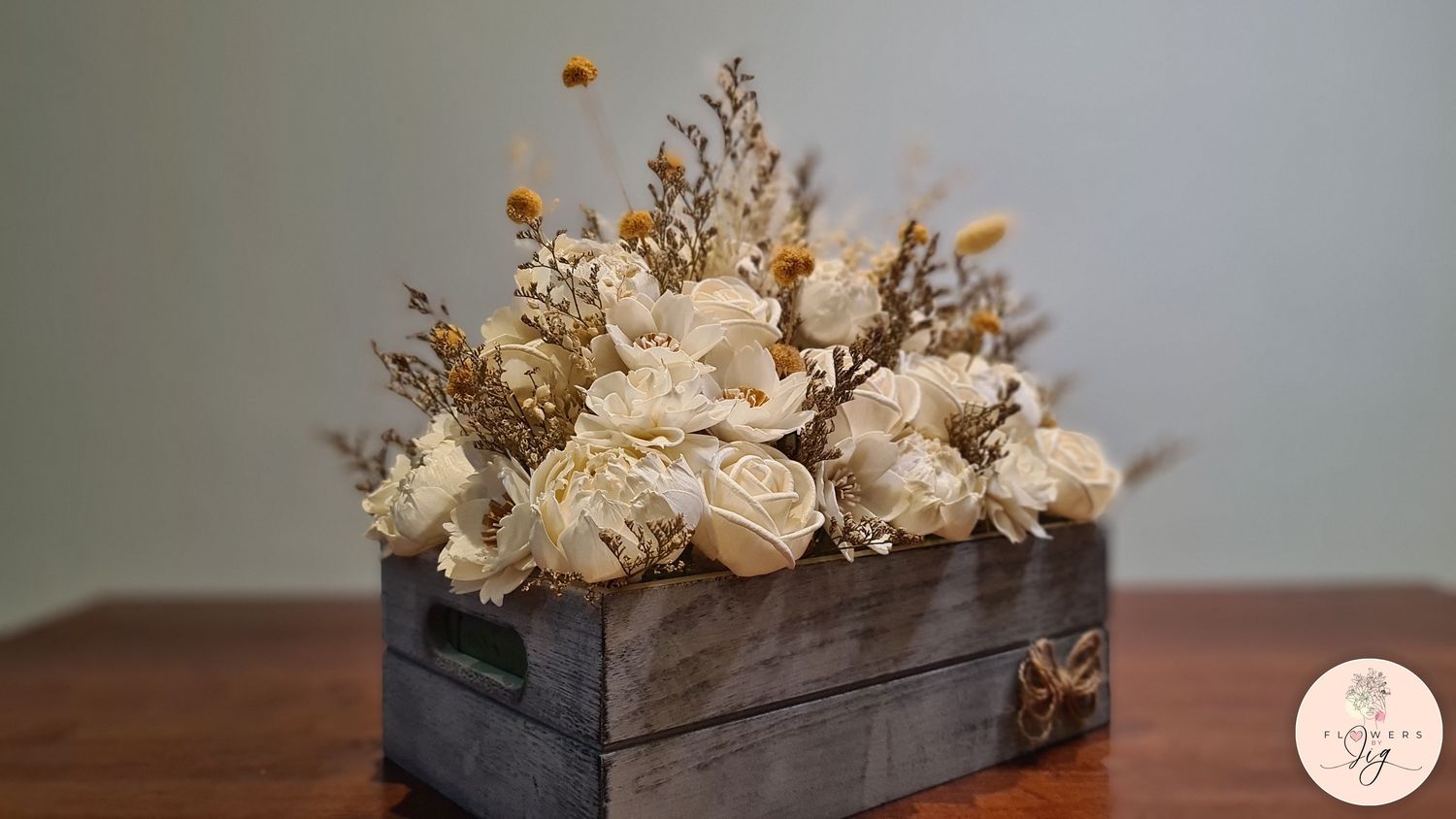 Experience rustic charm with our Bloomin’ Prairie Sola Wood Floral Box. Featuring hand-crafted flowers and dry meadow grass in a grey oak box, this piece is perfect for table decor, weddings, or as a thoughtful gift