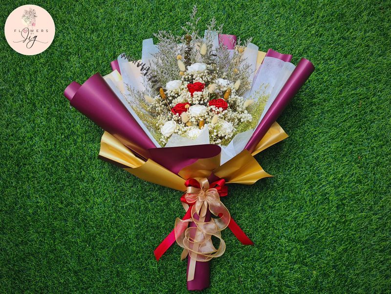 Large White &amp; Red Sola Wood Rose Bouquet with dried flowers like gypsophilia, rabbit tail, and statice. Customizable colors and ribbon, eco-friendly, long-lasting, perfect for weddings, gifts, and anniversaries.