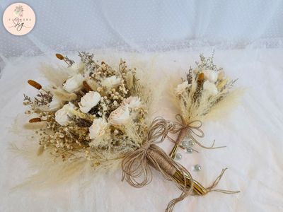 Elegant Rustic Wedding Bouquet with sola wood and dried flowers, handcrafted for timeless elegance. Available in Bridal, Medium, and Bridesmaid sizes. Customizable with Jute Twine, Lace, or Satin Ribbon. Long-lasting and eco-friendly. Perfect for weddings.