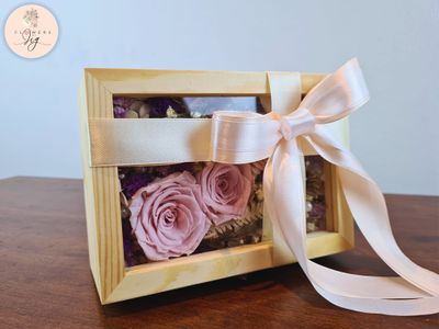 Elegant pink infinity roses arranged with dried flowers and pearls in a handcrafted pinewood box with a glass cover, customizable for photos or keepsakes, ideal for anniversaries, weddings, and special gifts.