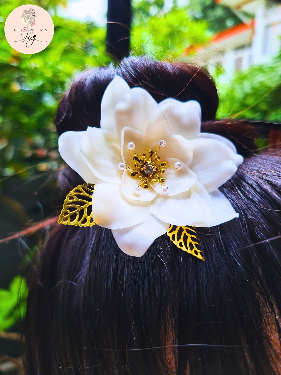 Elegant white gardenia hair pin featuring a gold leaf design and a diamond center bloom. Ideal for weddings, galas, and fashion events. Realistic and long-lasting with a comfortable fit. Perfect for models and brides.