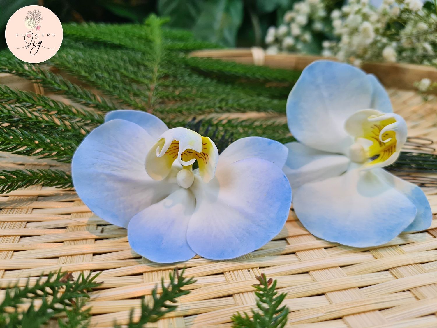 Handmade light blue tropical orchid hairpin in polymer clay for weddings and tropical events. Realistic, hand-painted, lightweight, and durable. Perfect bridal accessory for photoshoots, vacations, and formal occasions
