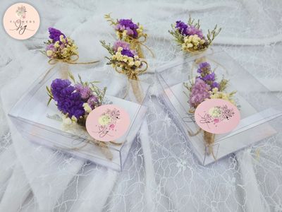Mini dried flower bouquets featuring Caspia, Gypsophila, and Statice, wrapped in jute string. Perfect for weddings, parties, and events. These rustic boho decorations can be customized with personalized tags and optional magnet backing.