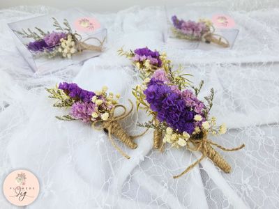 Colorful mini bouquets of dried flowers including Caspia, Gypsophila, and Statice, wrapped in jute string. Ideal for events or employee parties. Perfect as rustic wedding favors or boho-themed decorations. Customizable and budget-friendly