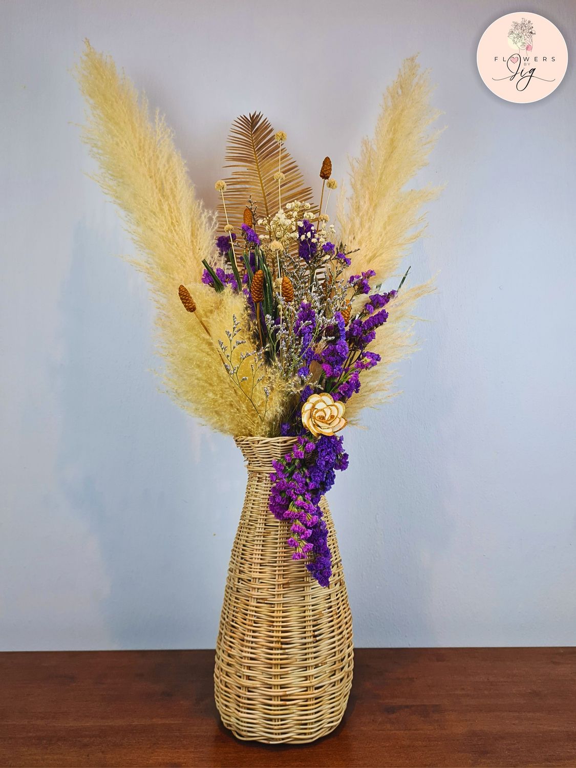 Handmade rattan vase with dried caspia, purple statice, pampas, cycad leaves, and Sola wood roses. DIY assembly with QR code video. Glycin-treated for longevity. Perfect for adding a wild, romantic touch to home decor.