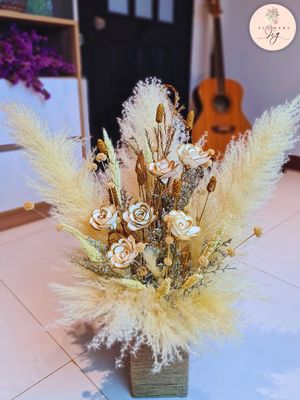 Discover our Colourful Meadow Grass Arrangement. Hand-made sola wood blooms in a jute string vase provide low-maintenance, eco-friendly decor. Ideal for gifts, weddings, and enhancing any home with rustic or contemporary charm