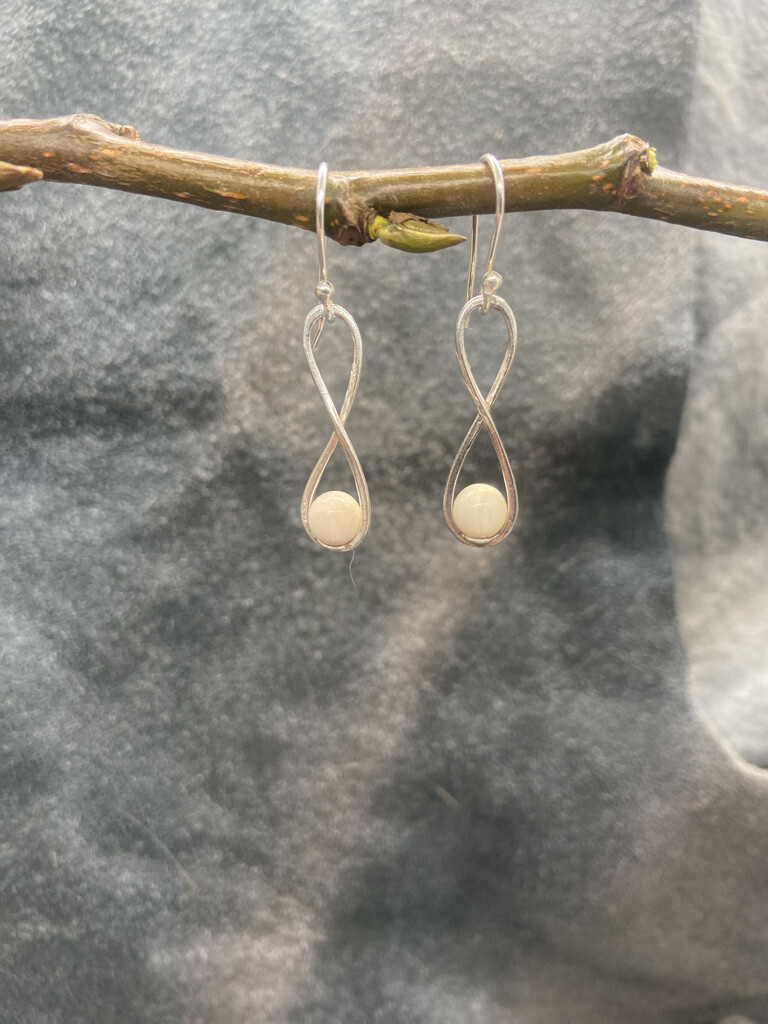 6mm Ivory Bead Infinity